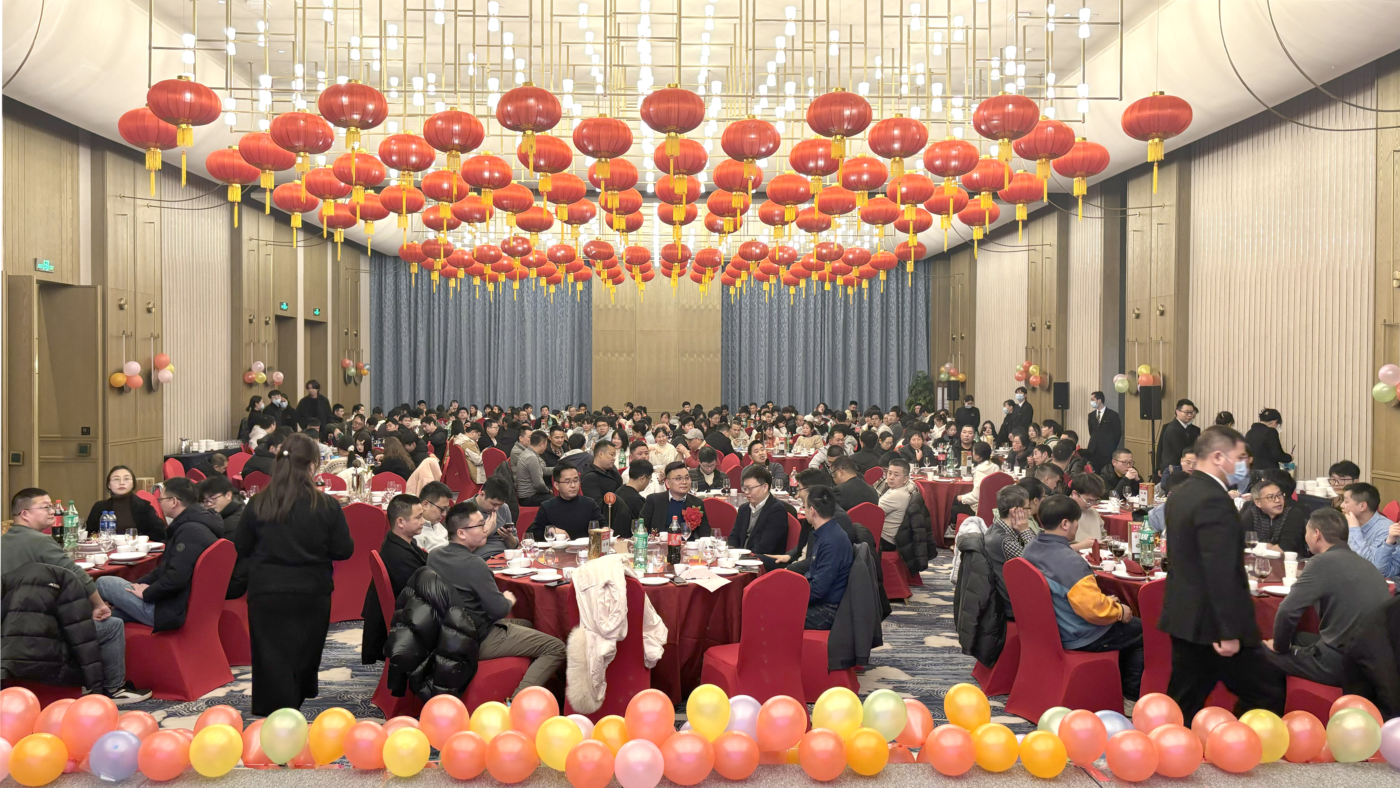 乘风破浪创佳绩 继往开来铸辉煌  beat365微2023年度表彰大会暨2024年迎春晚会胜利召开